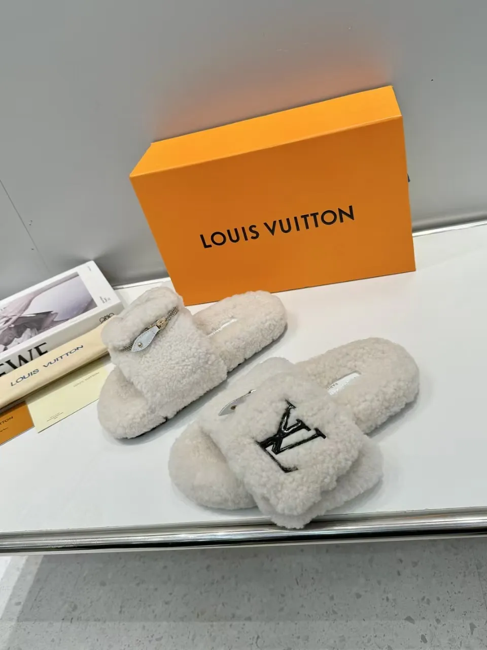 👟👟Ex-factory price 500👟👟 Popular style [LV mop] official website synchronization: counter quality! My family only makes all-genuine lamb 🐑 wool. A giant trendy fall and winter thick-soled fur flip flop. The super comfortable and luxurious wool texture makes your feet more beautiful, confident and comfortable. It is very suitable for home and outdoor use. 1: Fabric: Genuine leather lamb 🐑 wool 2: Lining: Genuine leather lamb 🐑 wool 3: Foot pads: Genuine leather lamb 🐑 wool 4: Outsole: Wear-resistant and non-slip rubber outsole 5: Number of yards: 35-41 yards [Note: 41 customized]